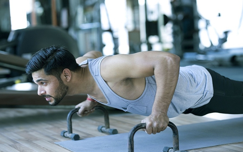 Hít đất sai tư thế rất dễ bị đau cổ tay