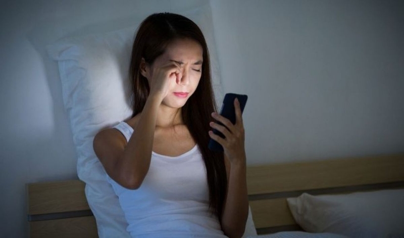 Tình trạng khô mắt mờ mắt ở giới trẻ 2