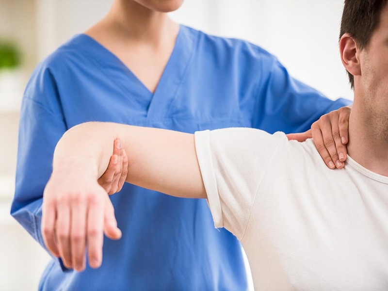 Bệnh nhân cần thực hiện các bài tập để phục hồi khả năng vận động và sức mạnh cho khớp vai