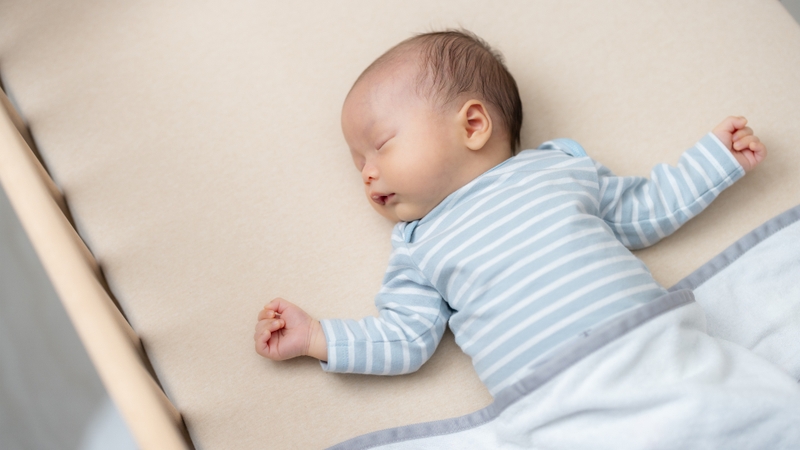 Ma sát khi nằm nhiều là một nguyên nhân khiến trẻ bị rụng tóc tại vùng tiếp xúc