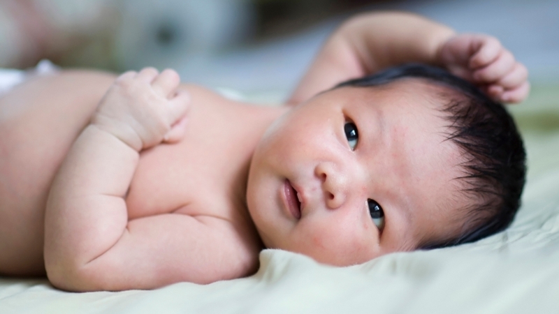 Một số bệnh lý da đầu cũng có thể gây rụng tóc vành khăn ở trẻ