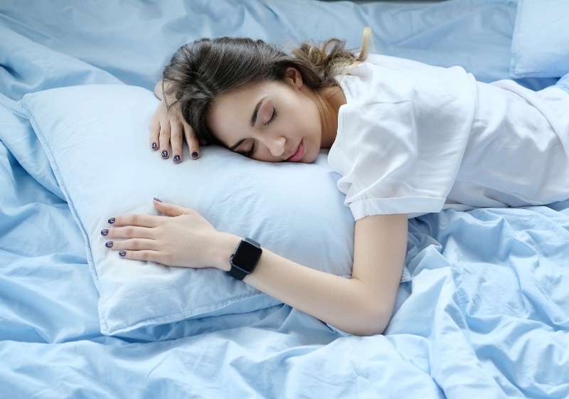 Vì sao thức khuya gây rụng tóc?