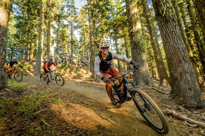 Địa hình là một trong những yếu tố ảnh hưởng mạnh mẽ đến tốc độ đạp xe