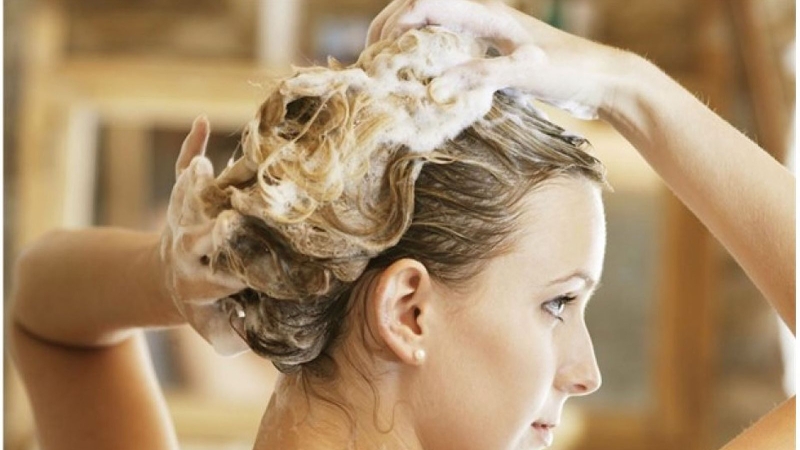 Tóc rụng nhiều khi gội đầu và cách khắc phục 1