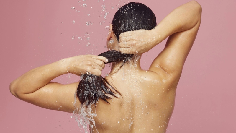 Gội đầu đúng cách để giữ độ ẩm cho tóc, giúp tóc suôn mượt