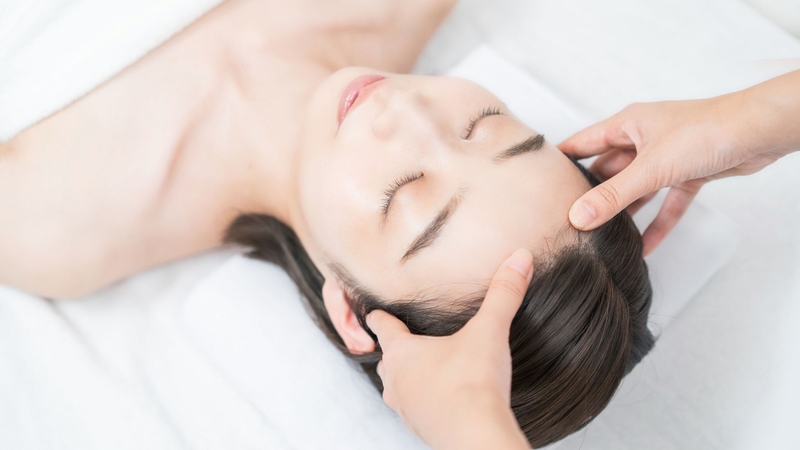 Massage da đầu 5-10 phút mỗi ngày có thể cải thiện lưu lượng máu nuôi dưỡng nang tóc