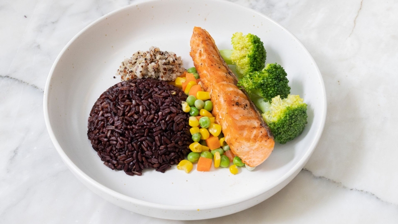 Bữa cơm tối với gạo lứt, rau xanh và đạm nạc giúp kiểm soát cân nặng, ổn định đường huyết