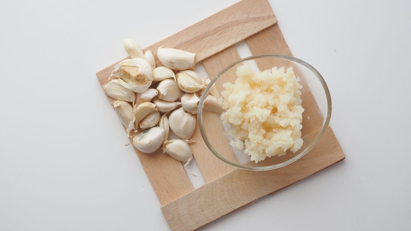 Bạn có thể làm sẵn tỏi băm để cất đi dùng dần