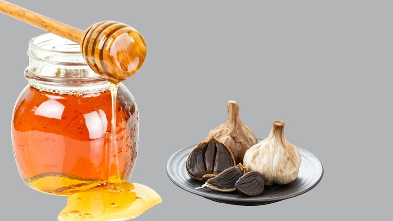 Có một số cách giúp làm mềm tỏi đen bị cứng như ngâm mật ong