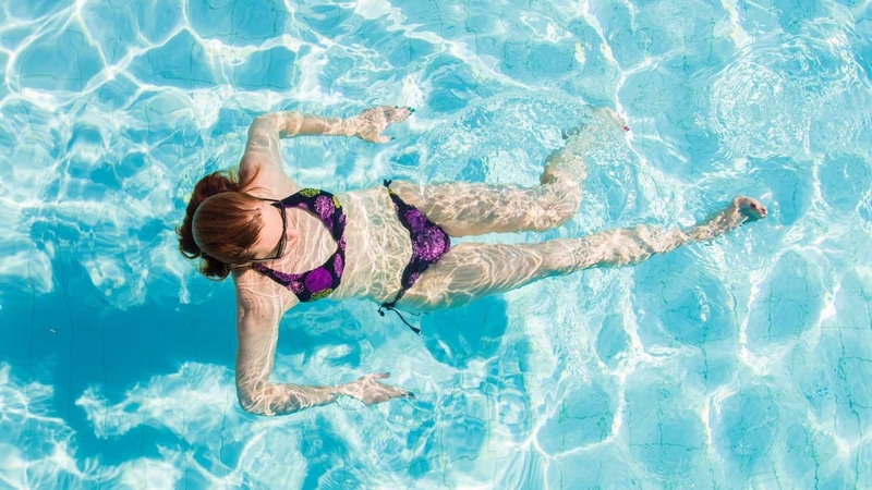 Tới tháng đi bơi có sao không? Lợi ích và rủi ro đi bơi khi tới tháng 1