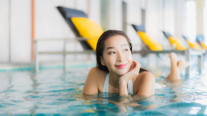 Tới tháng đi bơi có sao không? Lợi ích và rủi ro đi bơi khi tới tháng 2