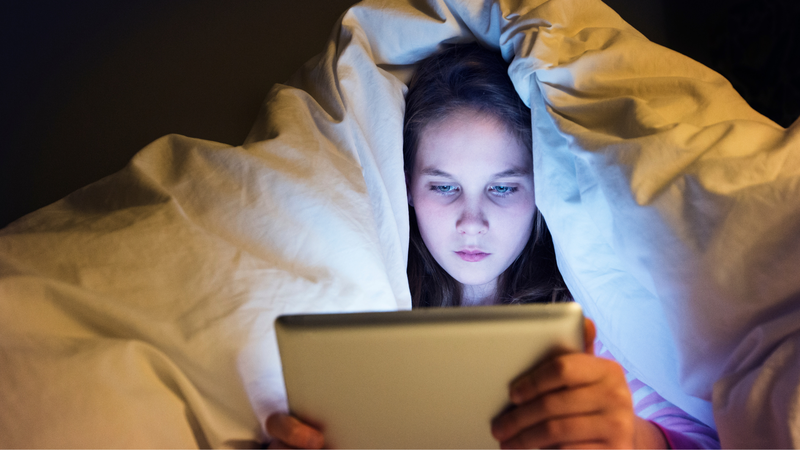 Tới tháng gội đầu có bị thâm mắt không? 3