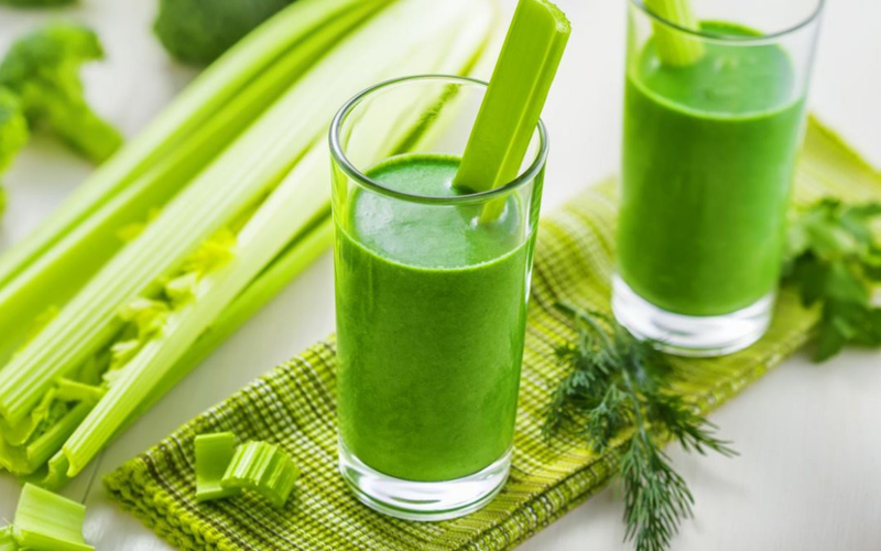 Tới tháng nên uống gì: nước ép cần tây