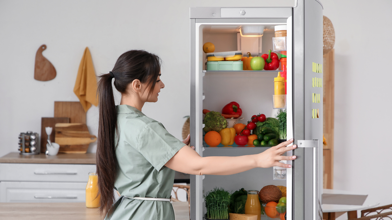 Ưu tiên rã đông chậm bằng cách chuyển tôm xuống ngăn mát