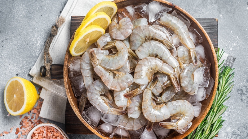 Tôm có chứa nhiều cholesterol không? Những ai không nên ăn tôm? 1