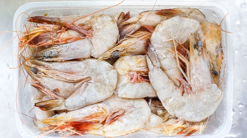 Tôm tươi được đông lạnh đúng cách vẫn giữ được hàm lượng chất dinh dưỡng cao