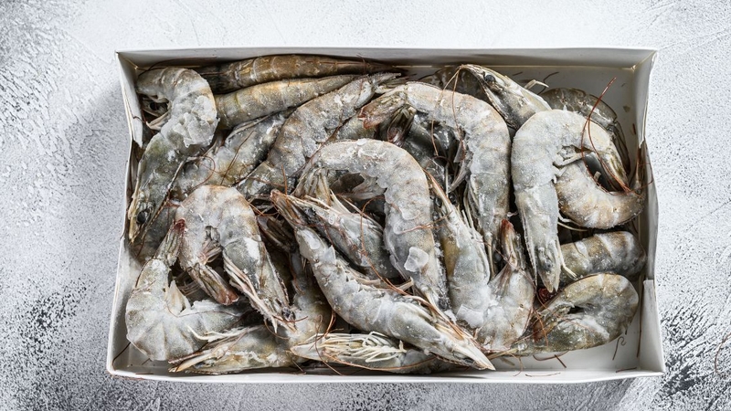 Tôm đông lạnh không đảm bảo chất lượng cũng tiềm ẩn nguy cơ nhiễm khuẩn