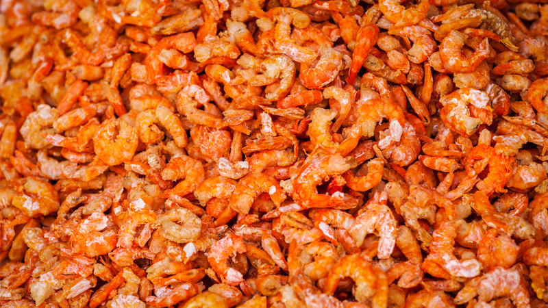 Chỉ cần ăn 100g tôm khô bạn đã nạp khoảng 10 - 15% tổng năng lượng