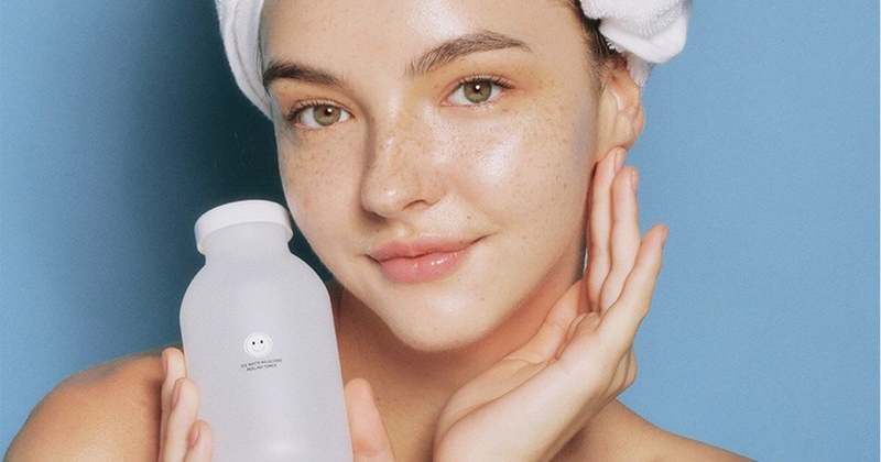 Toner là một bước quan trọng trong thói quen chăm sóc da của bạn và được khuyên dùng sau khi rửa mặt