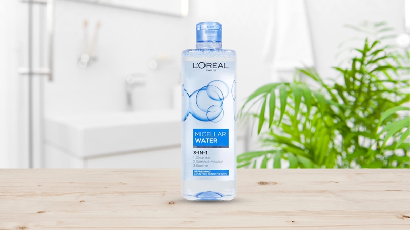 L’Oreal Micellar Water 3in1 Deep Cleansing giúp loại bỏ hiệu quả bụi bẩn, bã nhờn và lớp trang điểm trên da mà không gây kích ứng