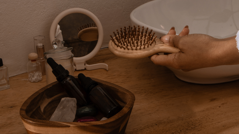 Nên vệ sinh lược chải tóc ít nhất mỗi lần một tuần