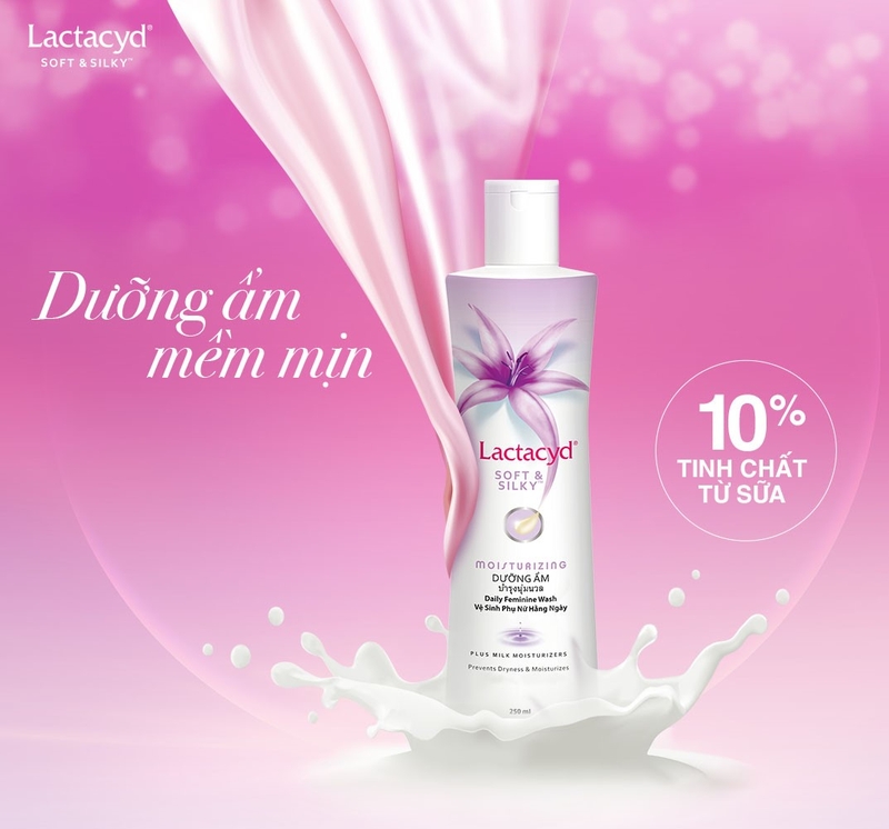 Dung dịch vệ sinh cho mẹ sau sinh: Lactacyd Soft & Silky