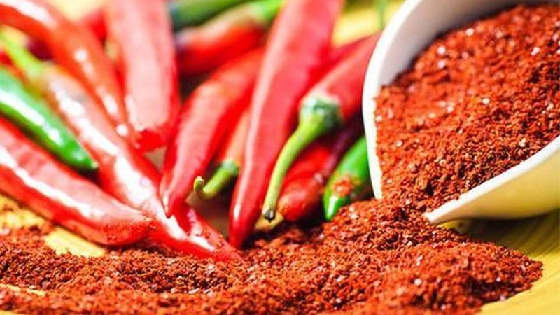 Sử dụng đồ ăn cay nóng có thể gây nóng tỏng, mụn nhọt