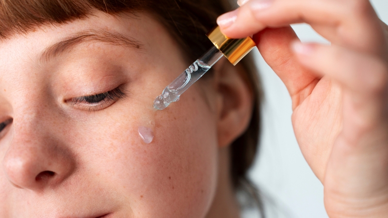 Serum trị nám là sản phẩm chăm sóc da chứa các hoạt chất có khả năng hỗ trợ làm giảm tình trạng tăng sắc tố