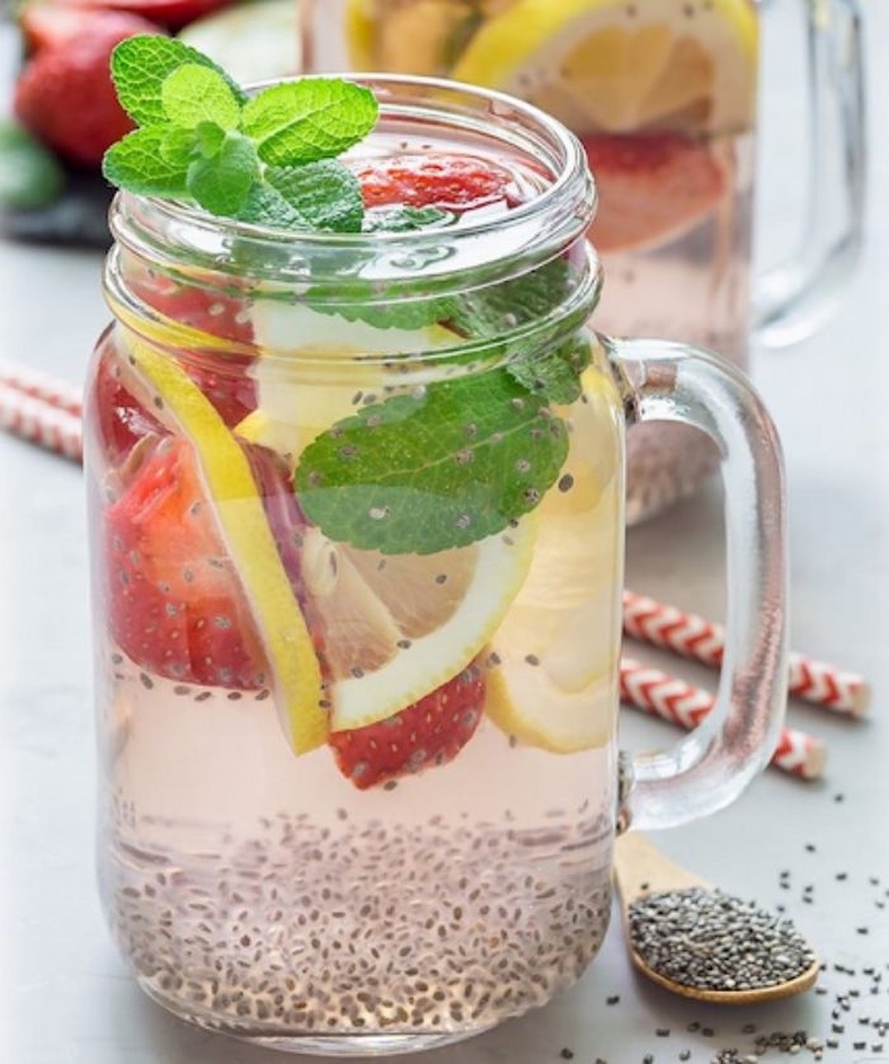 Detox từ hạt chia, táo và dâu tây