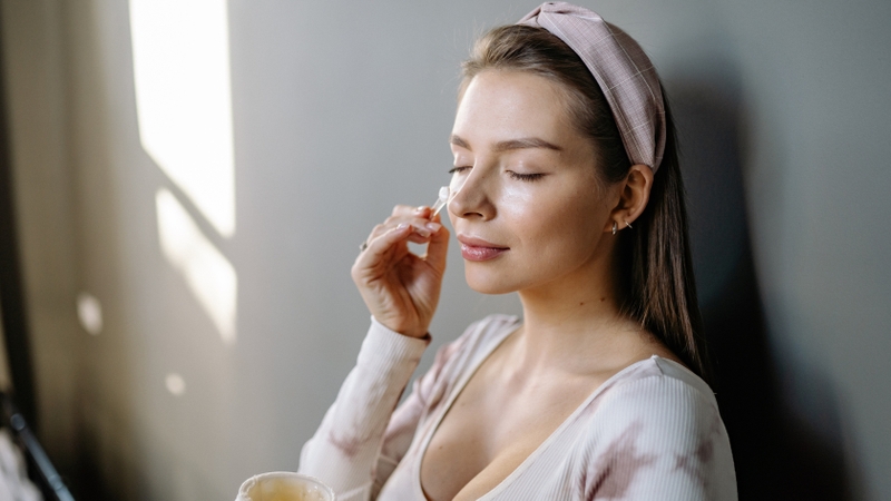 Kem dưỡng trắng da mặt cho da ngăm đen nên có chỉ số chống nắng hoặc dễ kết hợp chống nắng