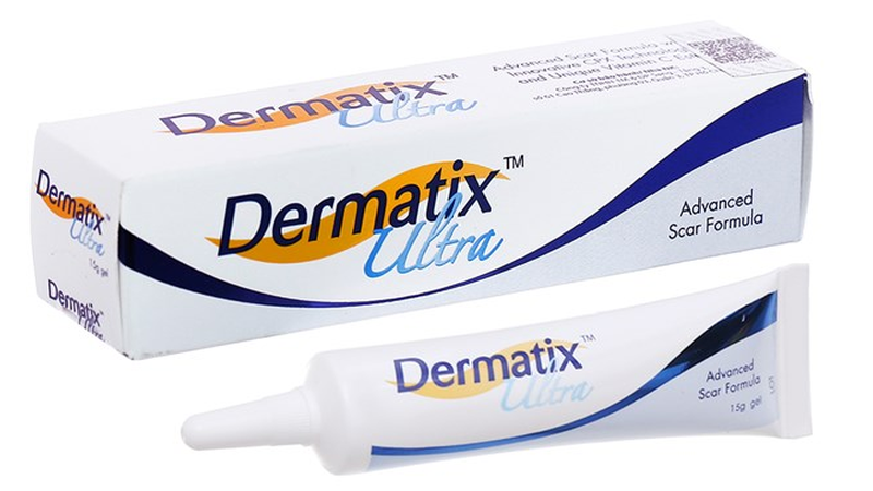 Kem trị sẹo Dermatix Ultra Kem trị sẹo Dermatix Ultra là sản phẩm trị sẹo sản xuất trên dây chuyền công nghệ Mỹ. Là dòng sản phẩm đặc trị sẹo phì đại, sẹo lồi hiệu quả được nhiều khách hàng tin dùng hiện nay.   Thành phần  Các thành phần gồm: Cyclopentasiloxane, Dimethicone, Phenyl Trimethicone, Polysilicone-11, Tetrahexyldecyl ascorbate, Polymethylsilsesquioxane và các loại acid amin,… tạo một lớp màng chắn bảo vệ, ngăn không vi khuẩn ngoài môi trường tác động vào vết thương.   Vitamin C ester: Đây là một loại vitamin rất tốt trong quá trình phục hồi da tổn thương.  Điểm mạnh  Hiệu quả trị sẹo ưu việt, làm mềm mô, làm mờ vết thâm hiệu quả.   Tái tạo lại cấu trúc da giúp làm lành tổn thương nhanh.  Thành phần kiểm định nghiêm ngặt, sử dụng được cho mọi loại da.   Điểm yếu  Có tác dụng tốt với các vết sẹo nhỏ, mới.   Với những vết sẹo lâu năm thì chỉ có thể làm mờ sẹo chứ không thể xóa hoàn toàn.  Cần một lộ trình điều trị lâu dài mới có thể mang lại hiệu quả.3