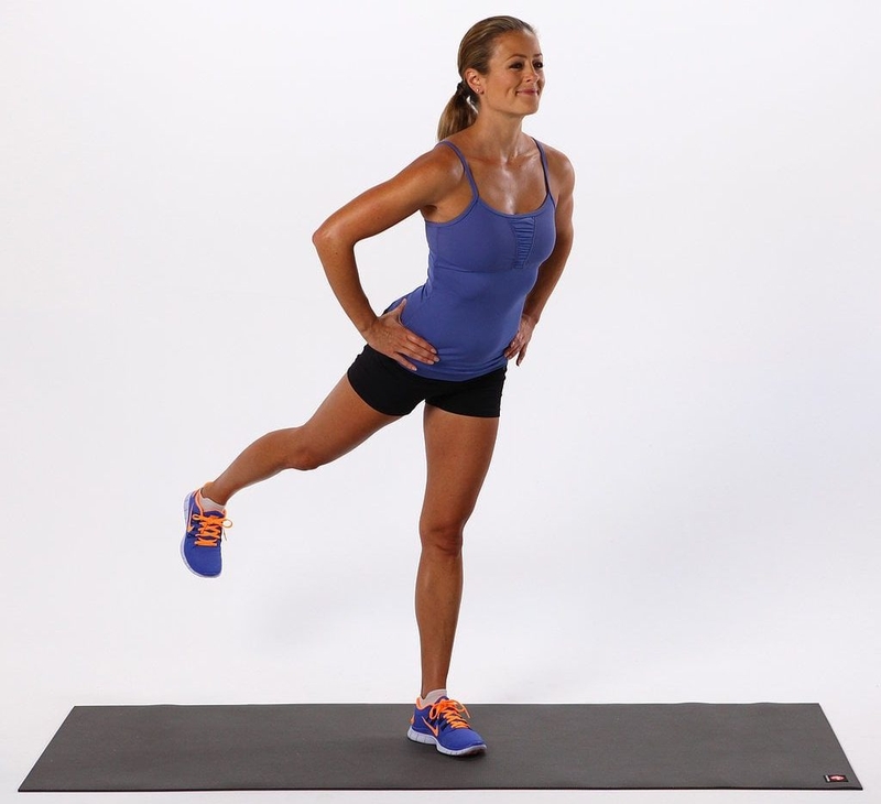 Bài tập Glute Kickback (squat đá chân sau)