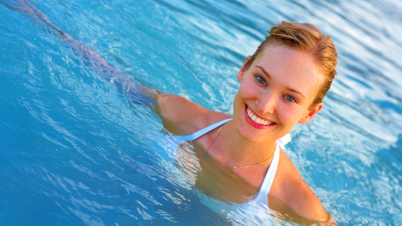Top 5 cách bảo vệ tóc khi đi bơi khỏi Clo trong hồ 1