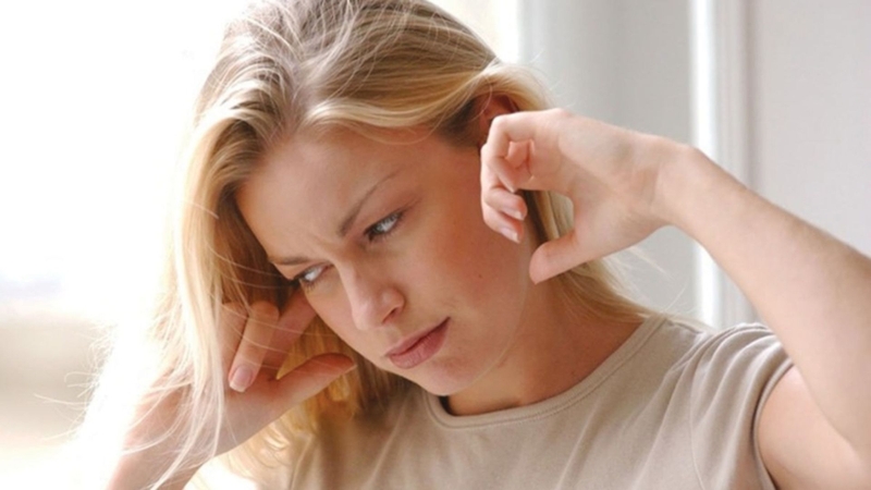 Ù tai kéo dài là một trong các dấu hiệu bị điếc 1 tai