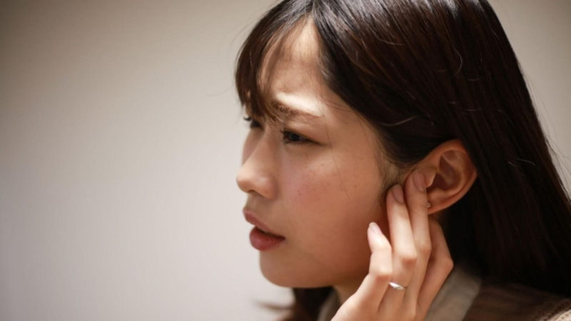 Người bị điếc 1 tai có thể phải đối mặt với cảm giác đầy tai hoặc bít tắc tai