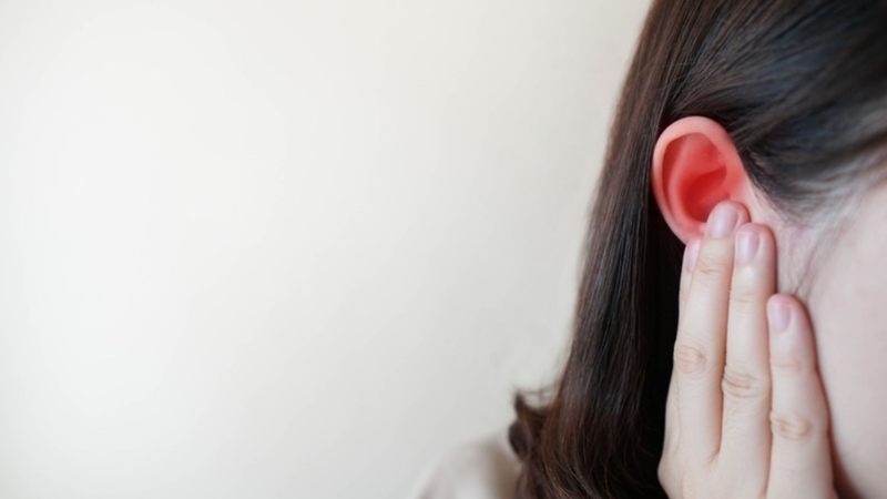 Viêm tai là một trong các bệnh lý gây ra tình trạng điếc 1 tai