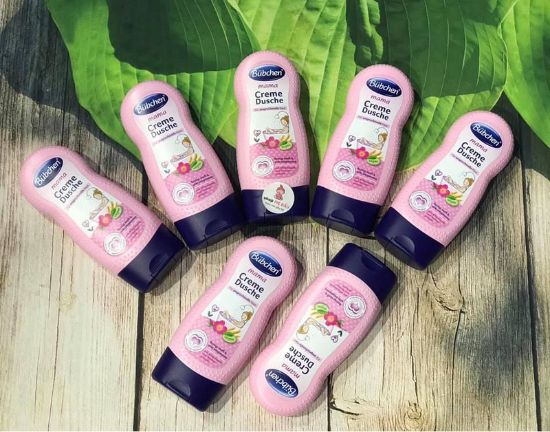 Sữa tắm cho bà bầu Bubchen Mama Dusch Creme chứa các thành phần tự nhiên như tinh dầu hoa hồng dại, aloe vera, hạnh nhân, tinh dầu jojoba,... giúp chăm sóc và cung cấp độ ẩm cho da