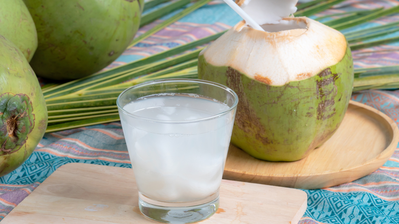 Magie trong nước dừa có thể giúp giảm căng thẳng và thư giãn cơ thể, từ đó hỗ trợ giấc ngủ tốt hơn