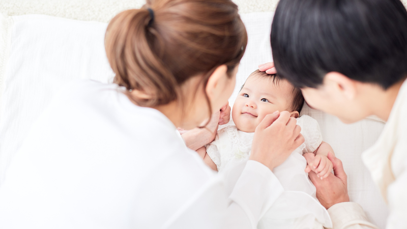 Cha mẹ nên đọc kỹ hướng dẫn sử dụng của từng sản phẩm khi bổ sung vitamin D3 cho trẻ sơ sinh​