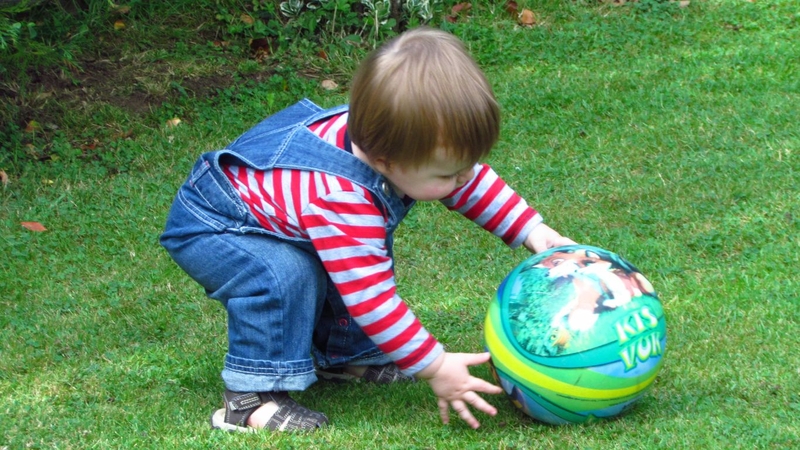 Top 6 đồ chơi cho bé đi biển cực vui nhộn gồm những gì? Lưu ý khi lựa chọn đồ chơi cho bé 2