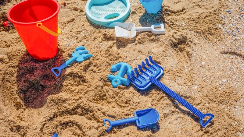 Top 6 đồ chơi cho bé đi biển cực vui nhộn gồm những gì? Lưu ý khi lựa chọn đồ chơi cho bé 3