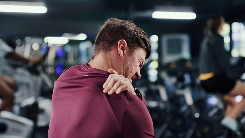 Triệu chứng của đau cơ xơ hóa bao gồm đau lan tỏa, mệt mỏi, rối loạn giấc ngủ và suy giảm nhận thức