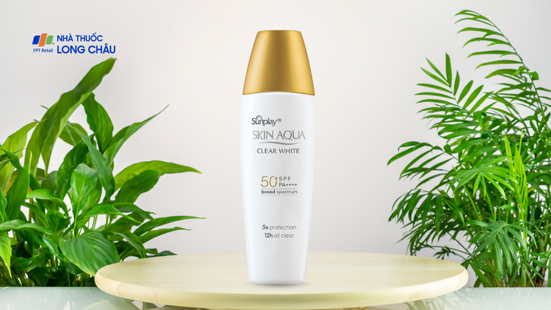 Sunplay Skin Aqua Clear White có kết cấu dạng sữa, dễ thoa lên da và thấm nhanh