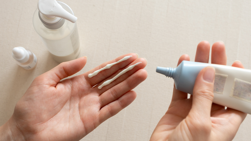 Kem chống nắng dạng sữa dễ tán đều và thấm nhanh vào da mà không gây bí bách