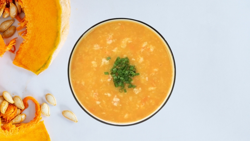 Cháo tôm bí đỏ giàu đạm và beta-caroten, là món cháo giúp bé tăng cân