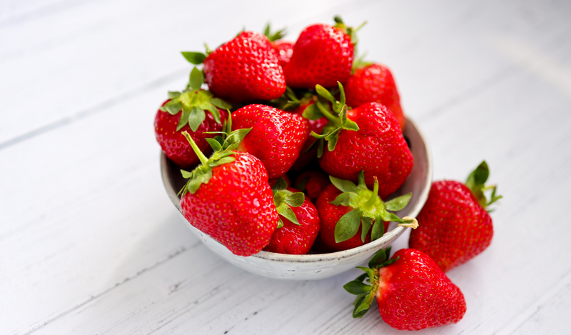 Dâu tây là một trong những thực phẩm làm sạch răng miệng
