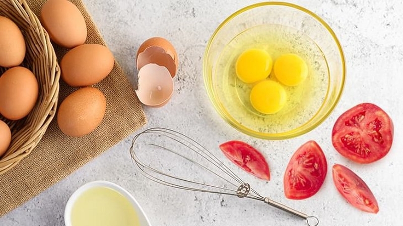 Trộn lòng trắng trứng gà với nước ép cà chua là cách trị nám bằng trứng gà vô cùng hiệu quả