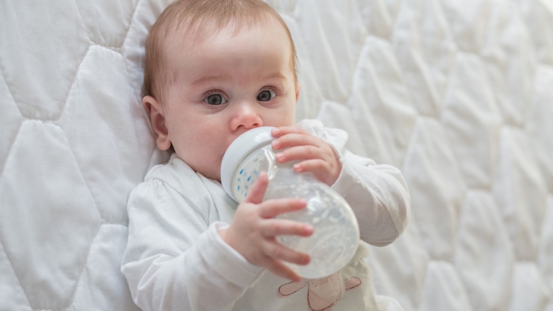 Chọn sữa cho bé cần dựa trên độ tuổi, nhu cầu dinh dưỡng và khả năng tiêu hóa