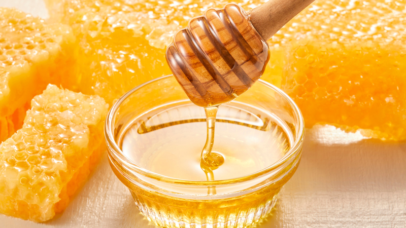 Có thể thêm một chút mật ong hoặc đường phèn để tăng thêm hương vị cho trà bưởi non