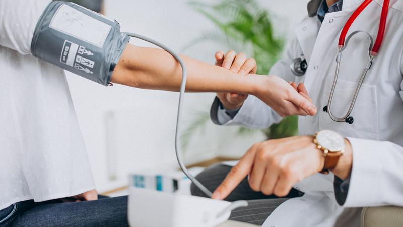 Bưởi có khả năng làm hạ huyết áp, do đó những người có tiền sử huyết áp thấp nên thận trọng khi sử dụng